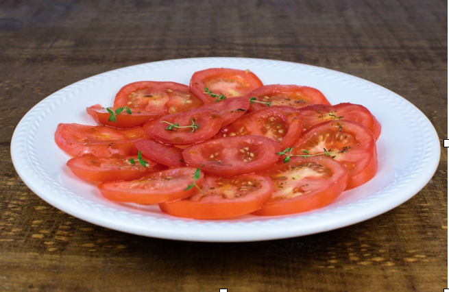 Alcachofas con anchos, jurel a la plancha y ensalada de tomate.